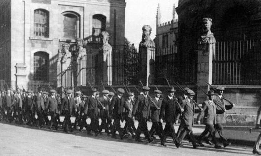 First World War Oxford volunteers marching past the Sheldonian. 